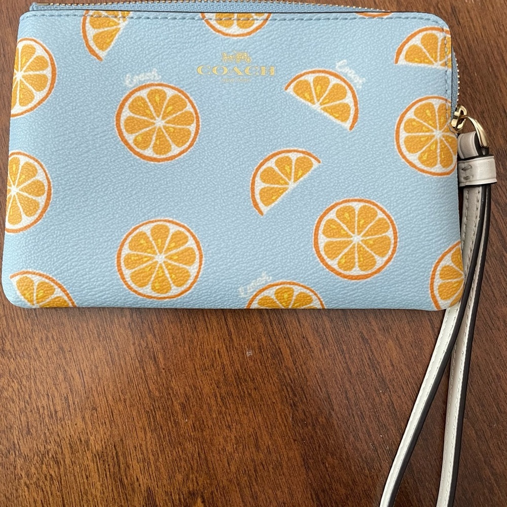 Coach wristlet w zipper